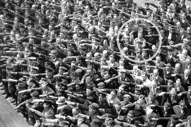 Ảnh chụp August Landmesser - người đàn ông duy nhất không chào theo kiểu phát xít trong buổi lễ hạ thủy một con tàu của Đức quốc xã tại thành phố Hamburg năm 1936. Đây là một trong những  bức ảnh lịch sử gây ấn tượng mạnh.